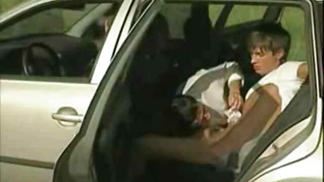 Un chauffeur de taxi anglais video xxx mere fils à gros seins doggystylé par un mec